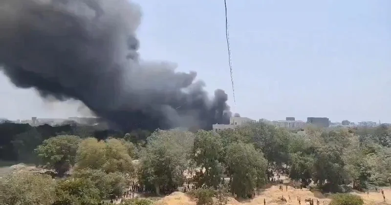 Hindistan’da yolcu uçağı düştü: 133 kişi bulunuyordu