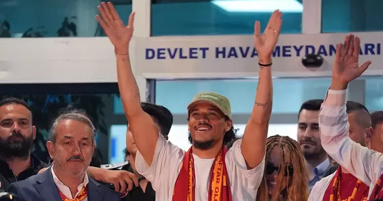 Leroy Sane resmen Galatasaray da! Dün gece İstanbul a geldi, uçağını 1 milyon kişi canlı izledi