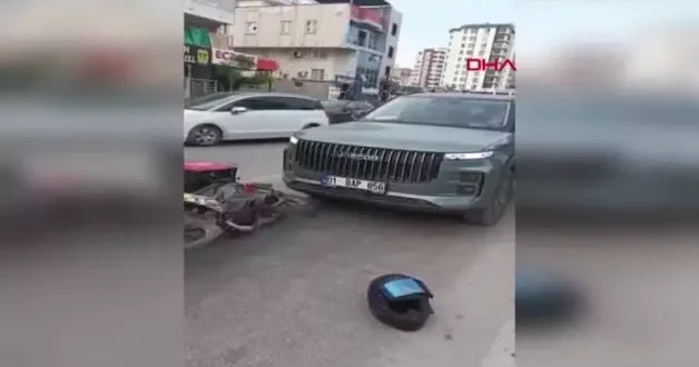 Trafik magandası kadın çarptığı motosikletliye küfür etti kaskını ezip kaçtı
