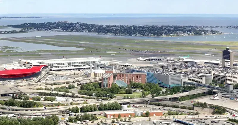 ABD nin Boston kentindeki havalimanına inen uçak pistin dışına çıktı