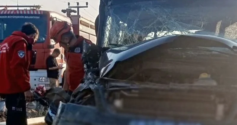 Balıkesir de kamyon ile minibüsün çarpıştığı kazada 1 i ağır 6 kişi yaralandı Güncel haberler