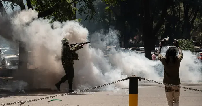 Kenya da sosyal medya fenomeninin gözaltındayken ölümü protestolara yol açtı