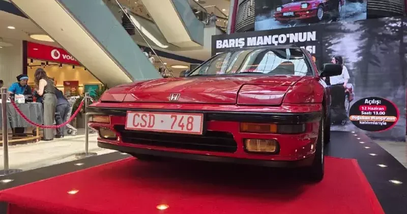 Barış Manço nun 1991 model kırmızı otomobili sevenleriyle buluştu