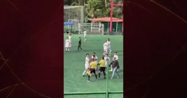 Amatör ligde oyuncular ve hakemler arasında kavga çıktı