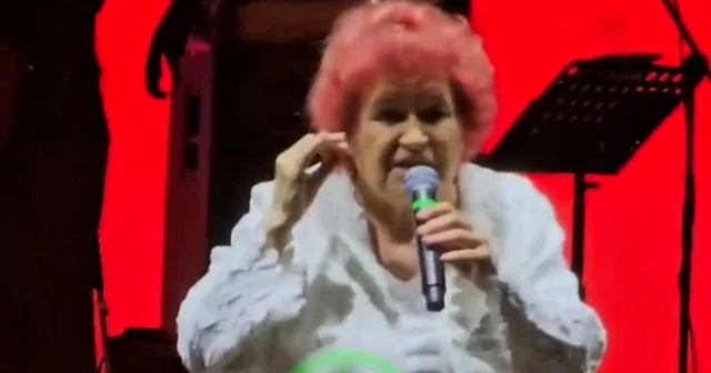 İzmir’de konser veren Selda Bağcan’ın etrafını sinekler sardı: Ağzımdan içeri kaçarsa yandık VİDEO İZLE