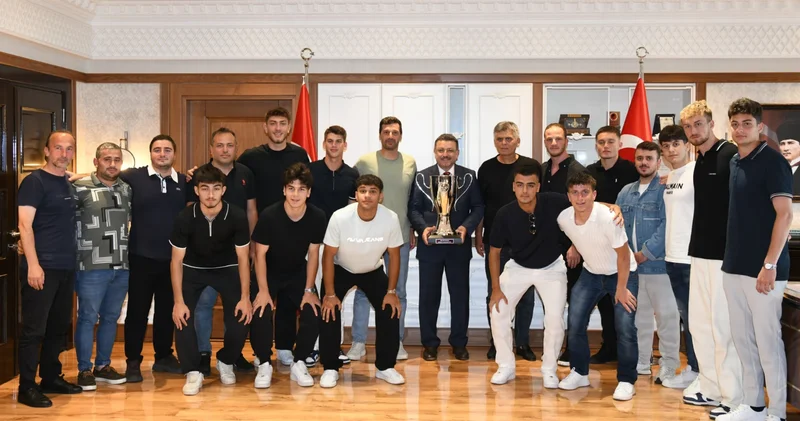 Trabzonspor U19 takımından Trabzon Büyükşehir Belediyesi ne ziyaret