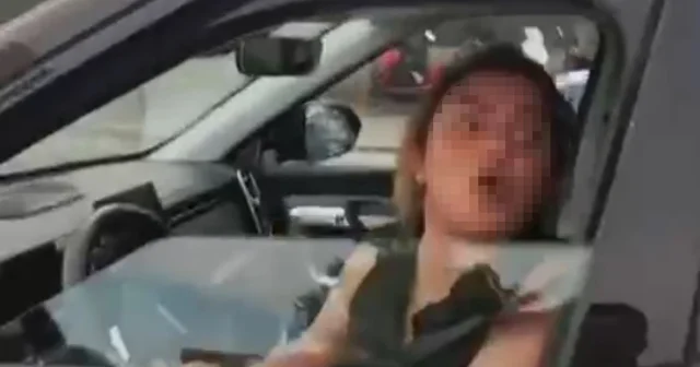 Otomobiliyle motosikletine çarptığı kuryenin kaskını ezip küfrederek, kaçtı Adana Haberleri