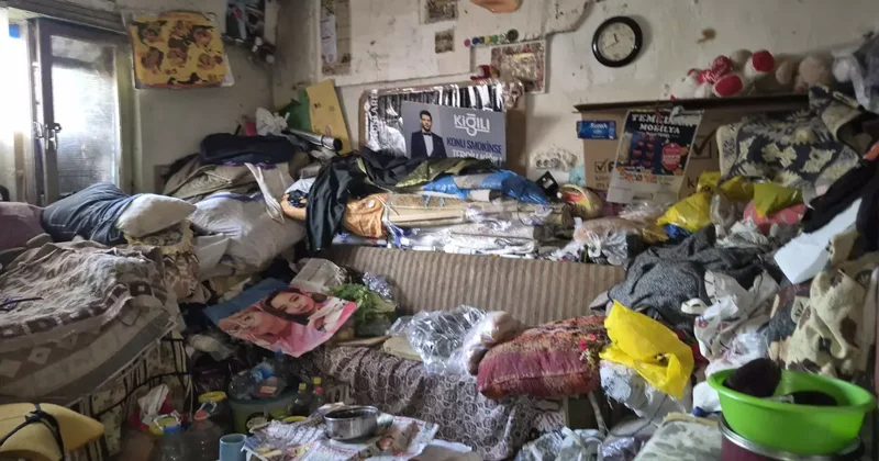 Kötü koku gelen evden, 4 kamyon çöp, 12 kedi ve 3 kaplumbağa çıktı