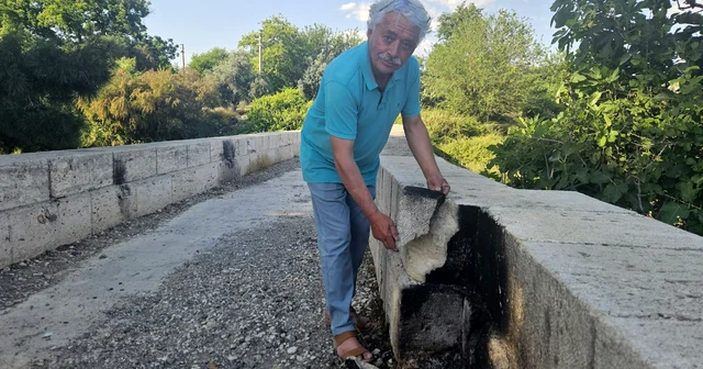Tarihi köprünün taşları, mangal ateşiyle zarar gördü Antalya Haberleri