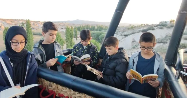 Kapadokya da öğrenciler, sıcak hava balonunda kitap okudu Nevşehir Haberleri
