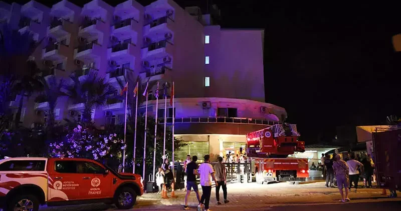Otelin bodrum katında çıkan yangında yüzlerce turist tahliye edildi