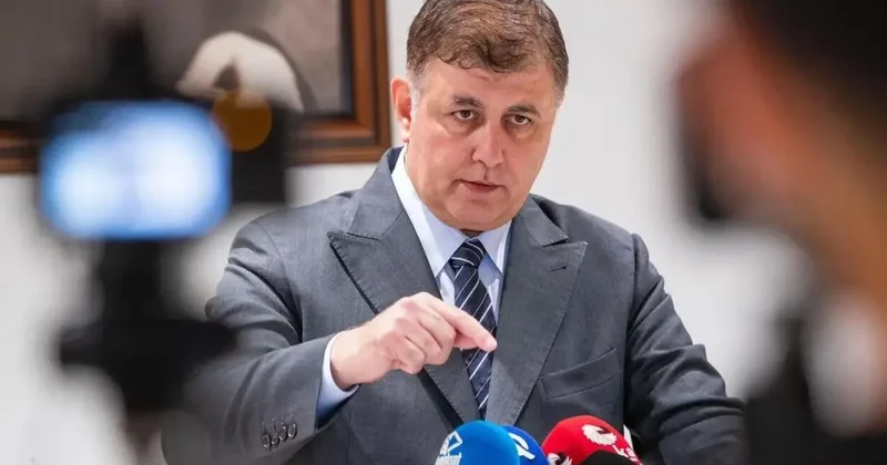 Sendikayı hedef alan Cemil Tugay: 1030 belediye çalışanını işten çıkaracağız