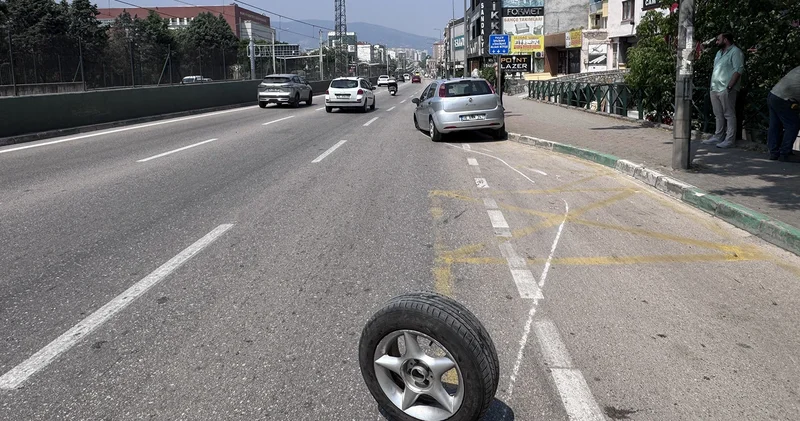 Seyir halindeki otomobilden teker fırladı! O anlar güvenlik kamerasında
