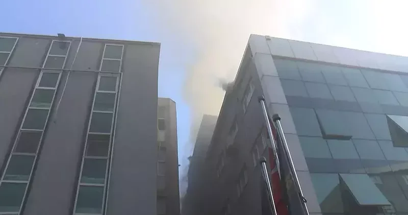 Bahçelievler de iş merkezinin çatısında çıkan yangın söndürüldü