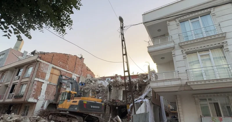 Kentsel dönüşüme alınan bina yıkılırken olanlar oldu: Sokak elektriksiz kaldı