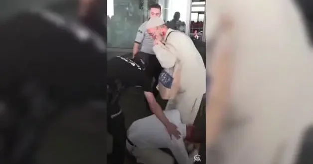 İlk hacı kafilesi Gaziantep e geldi! Anne ve babasının ayaklarına sarıldı