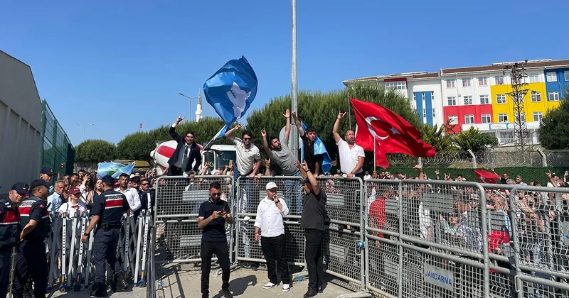 Ümit Özdağ 9 sayfalık iddianameyi satır satır çürüttü ama... Silivri’ye atılan çıkamıyor Sözcü Gazetesi