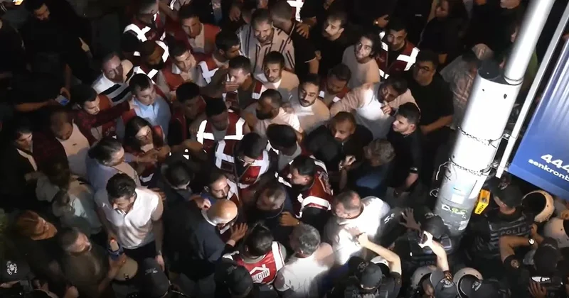 CHP Ankara gençlik kolları, Akit TV önüne silah çelenk bıraktı Sözcü Gazetesi