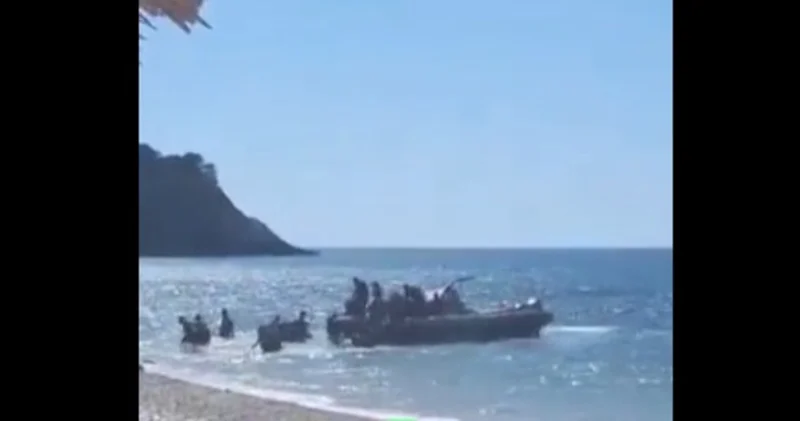 Samos Adası nda dikkat çeken anlar! Göçmenleri indirip gitti Dış Haberler
