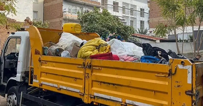Temizlenen Evde 4 Kamyon Çöp ve Hayvanlar Bulundu