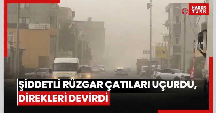 Şiddetli rüzgar çatıları uçurdu, direkleri devirdi