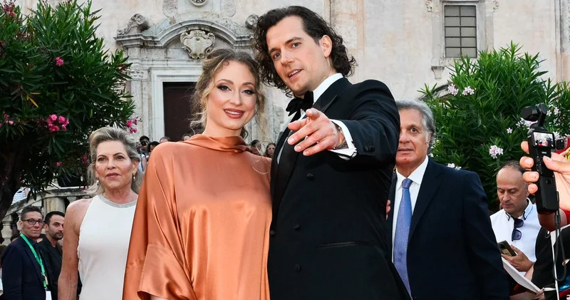 Superman Henry Cavill nişanlısı Natalie Viscusso ile İtalya da festivalde magazin haberleri