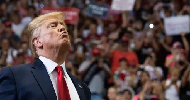 Trump, California nın benzinli araçları kaldırma düzenlemesini bloke eden imzayı attı