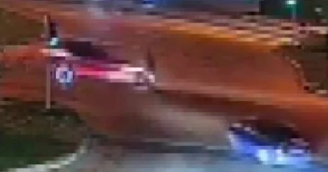 Işık ihlali yapan otomobil motosiklete çarptı VİDEO İZLE