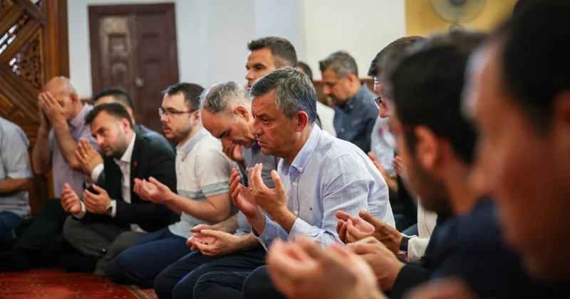 Özgür Özel Ferdi Zeyrek için düzenlenen mevlit programına katıldı