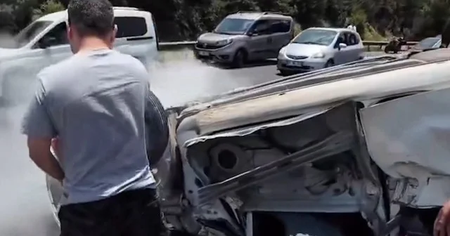 Adana Niğde otoyolunda vatandaşların kazaya saniyeler içinde yaptığı doğru müdahaleler takdir topladı VİDEO İZLE