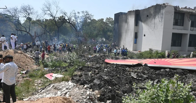 Hindistan da yolcu uçağı düştü: 290 dan fazla kişi hayatını kaybetti! Kazadan 1 kişi kurtuldu