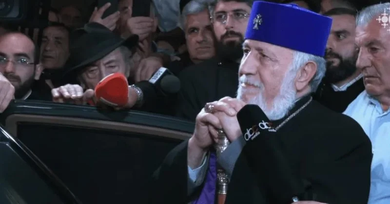 Taraftarları, Katolikos II. Karekin i Yerevan da havalimanında karşıladı Agos