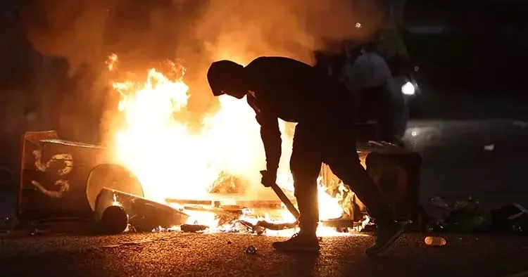 Kuzey İrlanda da sokaklar alev alev! Göçmen karşıtı protestolar 3. gününde