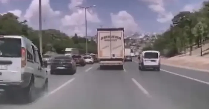 İstanbul da trafik kazası! Saniye saniye böyle görüntülendi