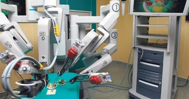 Robot, ameliyatı yardımsız yaptı