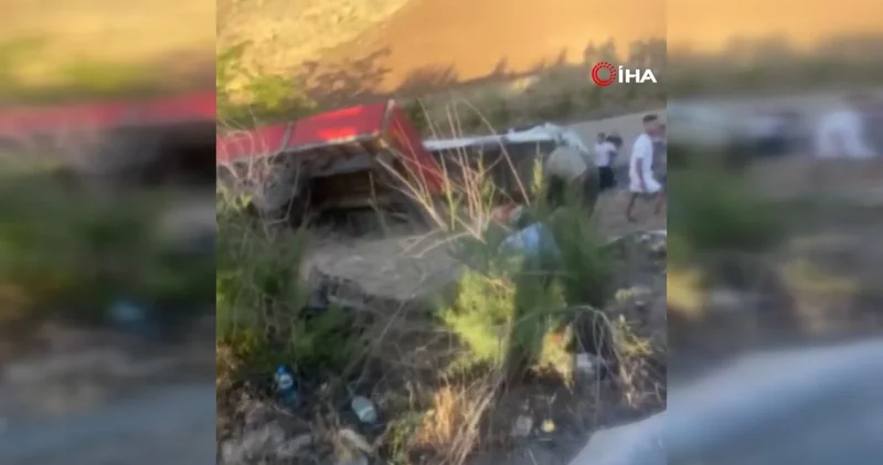 Tır ve minibüsün karıştığı zincirleme kazada can pazarı