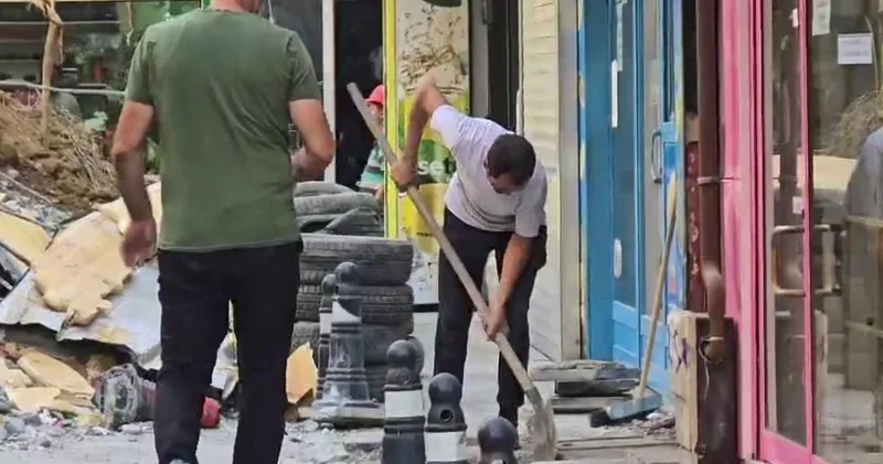 Yıkım sırasında molozlar yola döküldü: İş yerleri zarar gördü