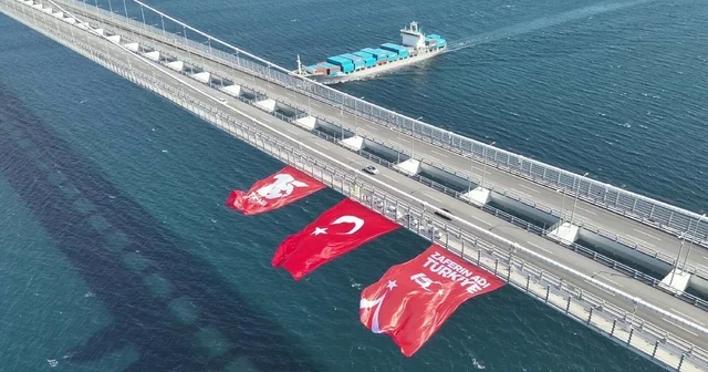 1915 Çanakkale Köprüsü ne Türk bayrağı asıldı Çanakkale Haberleri