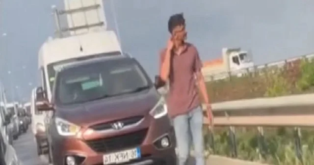 Bursa da bir vatandaş emniyet şeridini ihlal edenleri yürüyerek cezalandırdı VİDEO İZLE