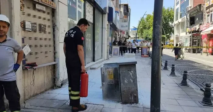 Lüleburgaz’da kaldırımdaki elektrik panosunda yangın