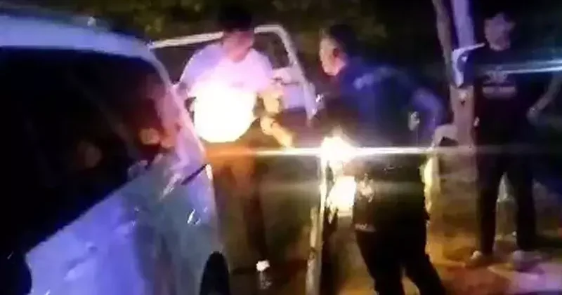 Avcılar da park halindeki araca çarptı; bıçağını alan polislere direnmeye çalıştı