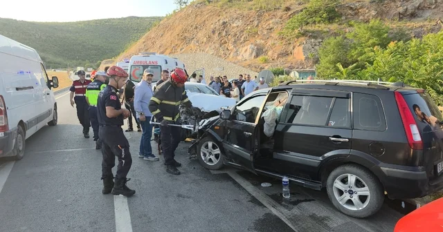 Bursa da bariyere çarpıp savrulan araçtaki 4 kişi yaralandı Bursa Haberleri