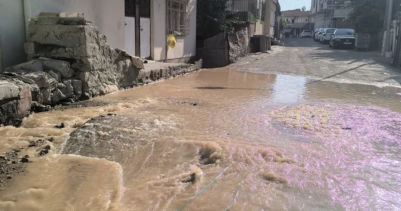 İçme suyu hattı patladı, çarşı merkezi sular altında kaldı