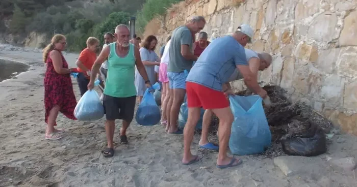 Balıkesir de vatandaşlar sahil temizliği için imece yaptı