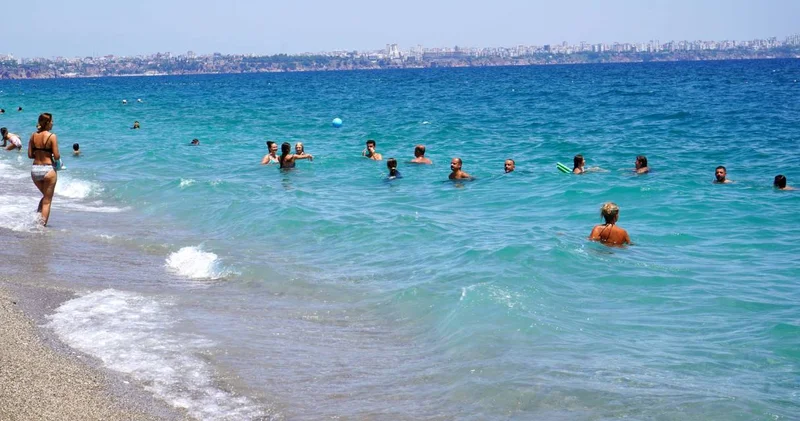 Antalya yanıyor! Serinlemek isteyenler sahillere akın etti