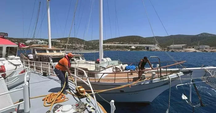 Bodrum’da içinde 6 kişi bulunan ve su alan tekne kurtarıldı
