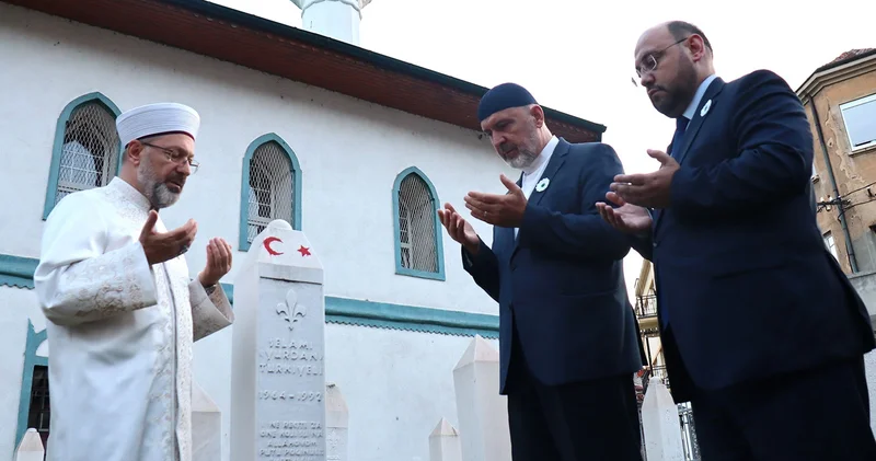 Diyanet İşleri Başkanı Erbaş, Bosna Hersek te şehit olan Selami Yurdan ın kabrini ziyaret etti