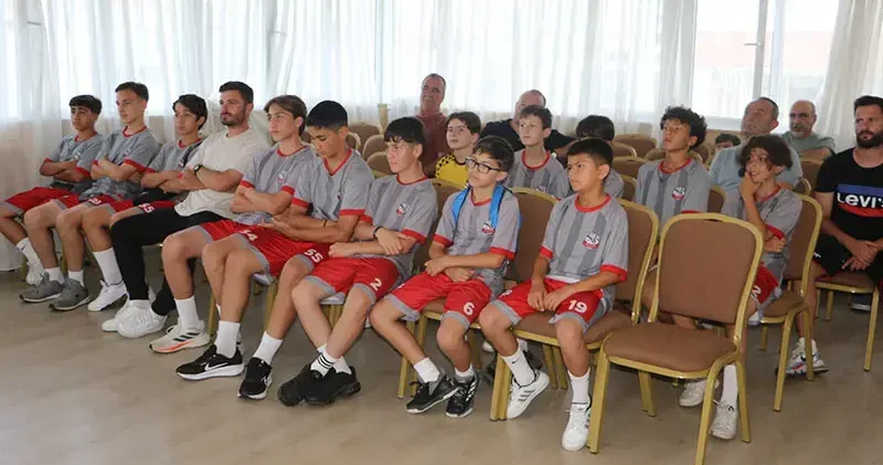 Kadıköyspor altyapı futbolcularından LÖSAM a anlamlı ziyaret