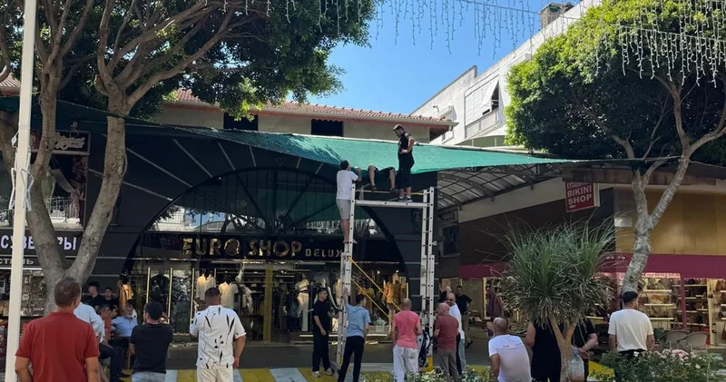 Balkondan düştü, tente hayatını kurtardı