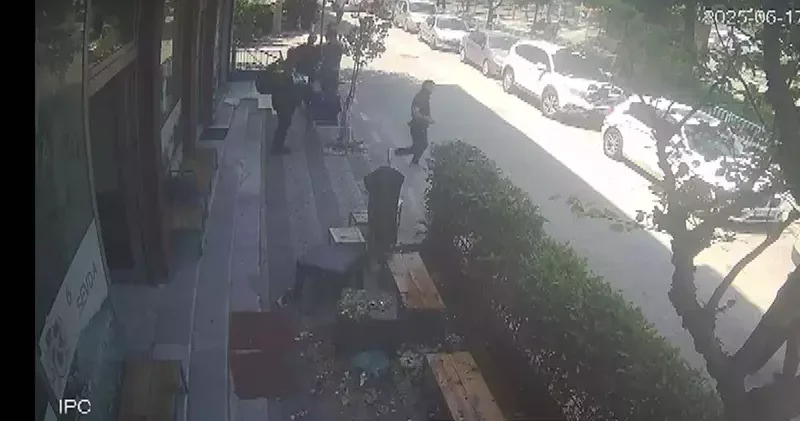 Sultangazi de kıraathane sahibiyle tartıştı; çöpleri balkondan müşterilerin üzerine attı